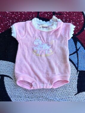 VINTAGE DOE SPUN PINK ROCKING HORSE GRAPHIC ONE PIECE SIZE 3 MONTHS